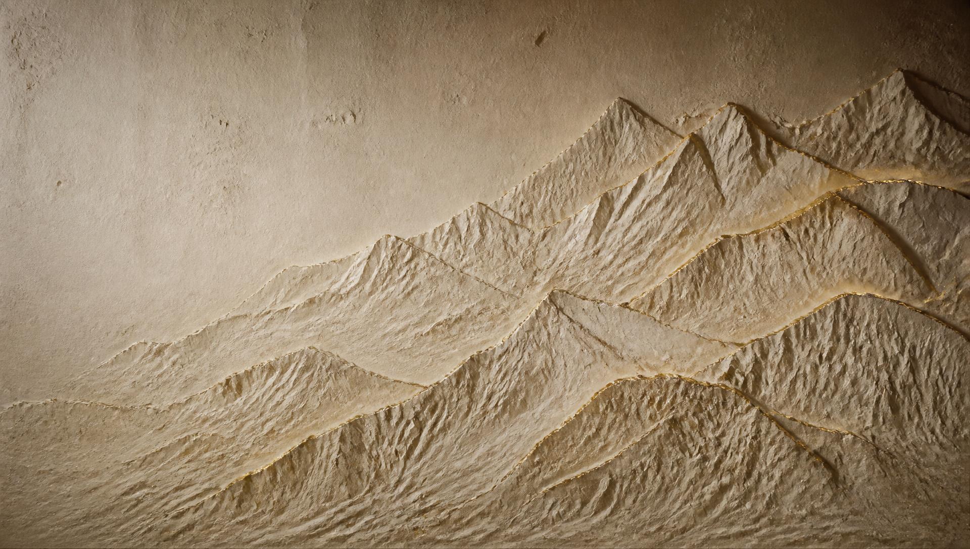 Handgemeißeltes Kalksteinrelief des Šar-Gebirges mit feinen Goldlinien